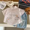 Camisa Estilo Japonês Infantil 2026 Novidades de Verão Meninos Manga Curta Listrado Cartoon Top Casual Cartoon Versátil para Bebê