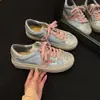 Novos tênis brancos femininos 2026, tênis da moda estilo alemão com enfeites de estrela, solas grossas, design de cadarço, lantejoulas, sapatos casuais de cano baixo, estilosos e atraentes