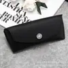 26 Novos Modelos de Estojos de Couro para Óculos com Textura de Pele de Porco no Interior, Estojo de Óculos de Sol Resistente à Pressão Personalizado com Logo em Inglês e Botão de Pressão