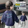 Roupas de primavera e outono para meninos 2026 novo moletom estiloso estilo coreano para meninos pequenos, top versátil de outono para crianças