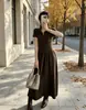 Vestido Francês com Gola Polo 2026 Estilo Novo Início do Outono Manga Curta Slim Fit Cintura Marcada Temperamento Elegante Versátil Comprimento Longo Linha A