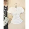 Camiseta Patchwork de Renda Francesa com Decote V e Amarração Manga Curta para Mulheres Branca Slim Fit Valorizadora Versátil Redutora de Idade Chique Nicho Top
