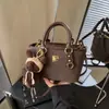 Otoño 2025 Bolso de Nueva Calidad Colgante de Moda Oso Bolso Cubo Transfronterizo Pequeño Bolso de Mano Elegante de Gama Alta