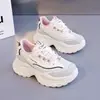 Plataforma Mayorista Tenis Chunky para Mujer Zapatos de Anciano Cuatro Estaciones Nuevo Estilo Zapatos que Aumentan la Altura Zapatos Deportivos Casuales Ligeros 8511 Zapatos Blancos