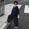 Conjunto de ropa deportiva de otoño para niños: sudadera con capucha y pantalones de pierna ancha a cuadros, un conjunto de dos piezas de moda para niños
