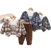 Conjunto de Roupa para Primavera e Outono, Jaqueta Xadrez Estilosa, Conjunto de Três Peças com Manga Longa para Crianças, Atacado do Fabricante, Novo Modelo 2026 Conjunto para Meninos