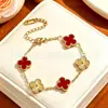 Pulsera de acero de titanio con trébol de cuatro hojas de la suerte para mujer, color dorado, doble cara, un artículo popular transfronterizo, con un diseño de nácar, y un estilo nuevo, moderno y versátil para los mercados europeo y americano.
