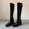Botas compridas de salto alto da moda para mulheres, nova coleção outono/inverno 2026, botas até o joelho com bico quadrado estiloso e detalhe de fivela, semelhantes a botas de equitação