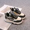 Tênis Esportivo Infantil de Solado Macio Novidades Primavera/Verão 2026 Sapatos de Caminhada ao Ar Livre para Meninos Moda Infantil Média e Grande Versátil Sapatos de Lona Pequenos