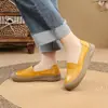 Zapatos mom de cuero de vaca de primera capa, empeine suave y suela blanda, zapatos casuales versátiles, cómodos mocasines poco profundos de punta redonda para mujeres de mediana edad