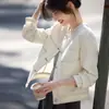 Jaqueta Jeans Curta Feminina 2026 Nova Coleção Primavera e Outono Loose Retro Gola Redonda Costurada Jaqueta para Figuras Baixas Roupa Externa Casual
