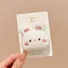 Broche de pelúcia fofo de desenho animado para mulheres, perfeito para outono e inverno, um acessório fresco e estiloso para bolsas, doce e simples, versátil e ideal para roupas e acessórios DIY