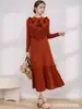 Miyake Moda Femenina Tallas Grandes de Lujo Accesible de Exportación Transfronteriza Europea y Americana Vestido de Color Sólido con Perlas Nuevo de Otoño para Mujer