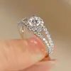 Anillo de Diamante Cubo de Azúcar con Brazo Dividido Exclusivo Transfronterizo Anillo de Moda de Lujo Ligero con Personalidad Accesorios de Joyería Versátiles para Mujer Anillo Venta al por Mayor
