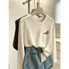 Camiseta feminina de gola redonda, com estampa de floco de neve, fina e de manga longa, apresentando um design único e estiloso, versátil como camada base, perfeita para o outono de 2026.
