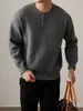 Suéter Henley estilo americano retrô de outono, blusa de tricô casual de cor sólida, modelagem solta e versátil para homens