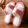 Novas Pantufas de Inverno para Casa Quentes Confortáveis de Pelúcia Cor Blocada da Moda Versáteis para Casal Algodão