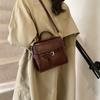 Otoño e Invierno 2025 Nuevo Bolso Pequeño Cuadrado Retro para Trabajar y Viajar Bolso de Hombro Casual de Moda La Sensación Más Fácil de Combinar Bolso Cruzado