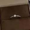 Anel Feminino Clássico de Prata 925 Banhado a Ouro 18K com Zircônia Diamantada de Seis Garras Leve Luxo Nicho Versátil Alta Qualidade