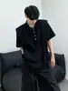 Camiseta Acolchada de Hombro con Diseño Único de Cuello en V Desestructurado para Hombre, Estilo Veraniego High Street Americano, Manga Corta, Fresca y Elegante, Aspecto de Alta Gama