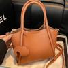Bolsa de Mão em Couro Macio 2025 Nova Bolsa de Ombro Transversal Estilo Cesta Transfronteiriça para Mulheres, Bolsa de Ombro Transversal Única de Nicho, Novo Modelo Transfronteiriço