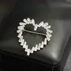 Broche de coração de diamante vazado, pino em T de zircônia de luxo leve, disponível em dourado e prateado, adequado para ternos, casacos e vestidos de noite, elegante para mulheres