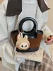 Bolso cubeta de estilo coreano, nicho, retro, bloques de color patchwork, un bolso de mano moderno y versátil que se puede llevar en la mano, como bolso de hombro o cruzado.; una bolsa pequeña tipo cesta