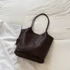 Bolsa de mano tejida de color sólido de gran capacidad, elegante, única, moderna, a la moda, casual, adecuada para el trabajo y los desplazamientos, bolsa de hombro y para el antebrazo