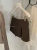 Conjunto de cárdigan simple Y.JIA Yijia para protección solar de principios de otoño + Chaleco con diseño de espalda descubierta + Falda de línea A para mujer 5021