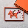 Colgante de Poni de Cuero Genuino Llavero de Cuero Hecho a Mano Piel de Oveja Poni Decoración para Asa de Bolso de Moda Venta al por Mayor