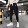 Calça esportiva masculina versátil para primavera e outono, calça jogger casual com cordão, corte solto, marca da moda, nova calça jogger, calça de moletom, calça comprida masculina da moda
