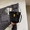 Bolso de Mano de Moda para Mujer 2026 Nuevo Diseño de Nicho para Oficina y Commute Bolso Cruzado Tipo Cubo