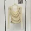 Coleção de outono feminina Ruoxin Guangzhou: um estilo de duas peças puro e sedutor, com um top de renda estilo halter com acabamento perolado, projetado para ser uma peça de roupa justa e que valoriza o corpo