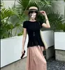Top de punto dulce y juvenil de manga corta para mujer, verano, canalé vertical, dobladillo degradado, entallado a la cintura, adelgazante, top elegante 18353