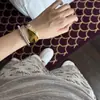 Pulseira Aberta Única com Textura de Metal de Designer Cravejada com Diamantes Feita à Mão Estilo Europeu e Americano Anel Versátil Empilhável