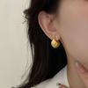 Aretes de diseño de concha estilo lujo ligero, aretes modernos elegantes que combinan con todo, accesorios de nicho chapados en oro, suministro de joyería para comercio exterior