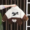 Casaco forrado com fleece para meninos outono e inverno bebê estilo ocidental casaco espesso forrado com fleece costura infantil casaco com gola alta e letra