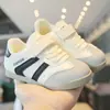 Tênis de treino alemães para meninas, nova coleção primavera/outono 2026, tênis brancos leves e versáteis, sapatos esportivos casuais da moda e duráveis para meninos