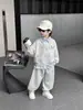 Conjunto de sudadera para niño, nueva colección primavera/otoño 2026, ropa casual moderna y elegante estilo coreano, conjunto de dos piezas