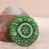 Venta al por mayor de fábrica colgante de guirnalda de jade Hetian sintético material de Mongolia Exterior verde espinaca hebilla de seguridad colgante collar para hombre y mujer