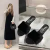 Nuevas pantuflas de estilo francés, etéreas, de punta abierta, gamuza, tacón grueso, peludas - una opción sexy y versátil para que las mujeres las usen al aire libre