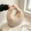 Nuevo bolso de mano de peluche, bolso peludo estilo coreano ins, piel sintética de conejo, bolso de bola esponjoso versátil de nicho para otoño e invierno para mujer