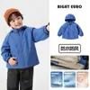 Jaqueta com Capuz Casual Forrada de Fleece Estilo Europeu para Meninos Outono e Inverno 2026 Nova Roupa Infantil Moda para Crianças Pequenas