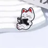 Broche de metal de gatito blanco para lectura perezosa transfronteriza, pin de gatito de dibujos animados de orejas rojas leyendo, insignia decorativa artística