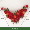 Nuevas decoraciones de techo para interiores para habitaciones de bodas, con flores simuladas dispuestas en un diseño de cuatro esquinas, creando una escena floral festiva y hermosa para la sala de estar