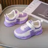 Sapatos brancos infantis femininos 2025 primavera e outono novo estilo tênis esportivos para meninas sapatos de malha sapatos de pai tênis de corrida verão casual sola macia