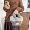 Bolso de felpa simple y elegante para mujer, versátil y lindo, con correa de cadena, se puede llevar como bolso de hombro, bolso cruzado o bolso de mano, ofreciendo un aspecto de alta gama, y también funciona como bolso de felpa para teléfono