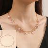 Collar para mujer con colgante de cadena con botones, diseño de flor tejida, color rosa, con pequeñas cuentas redondas.