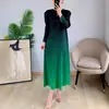 Vestido Plissado de Manga Longa Acessível no Mesmo Estilo da Loja de Roupas Femininas de Luxo Issey Miyake, Novo Design para Mulheres na Primavera e Outono