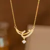 Venta Caliente Internacional Transfronteriza Tema de Moda Personalizado Micro-incrustación de Zirconio Completo V Grande Clásico Acero Titanio Chapado en Oro Real de 18K Colgante Clavícula